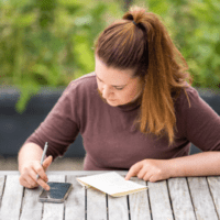 記録をしている女性