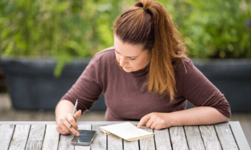 記録をしている女性