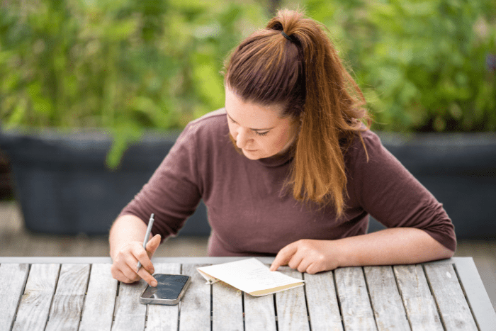 記録をしている女性