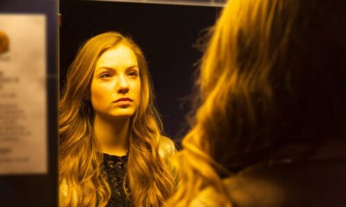 鏡に映った自分の姿