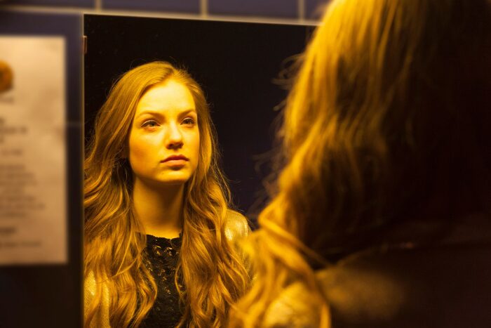 鏡に映った自分の姿