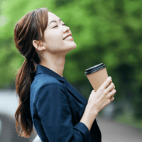 肩の力が抜けた女性