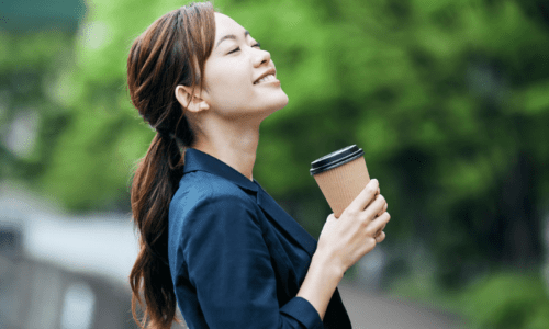 肩の力が抜けた女性