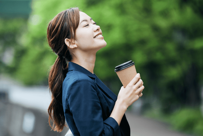 肩の力が抜けた女性