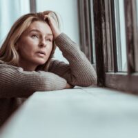 悲しんでいる女性