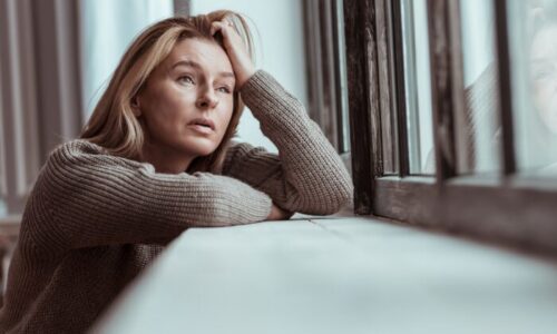 悲しんでいる女性