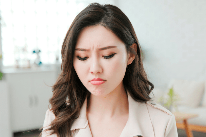 イラっとしている女性