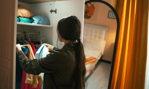 いらない服をチェックする女性