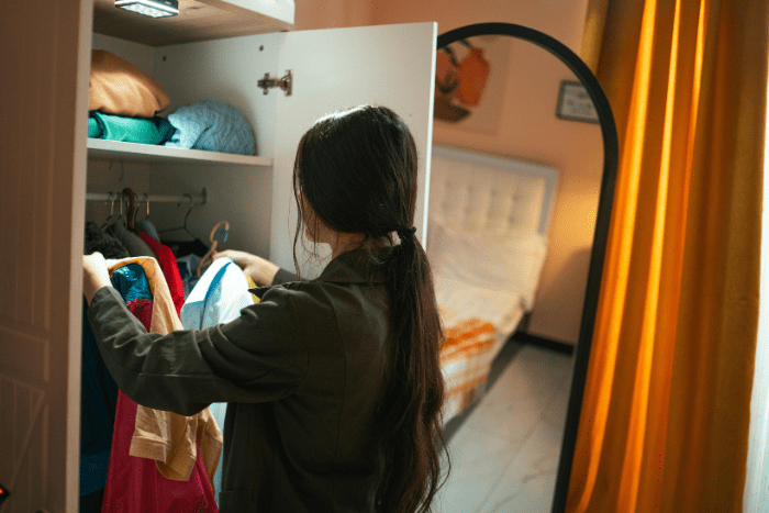 いらない服をチェックする女性