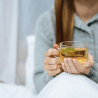 ハーブティーを飲む女性