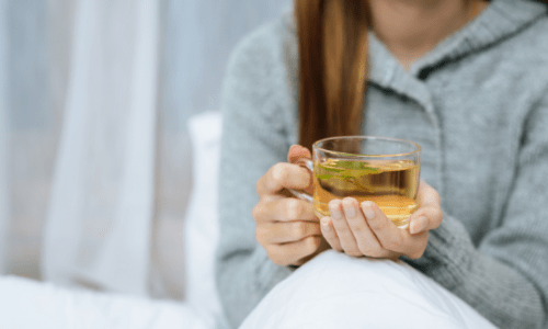 ハーブティーを飲む女性