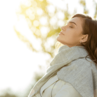 春を感じる女性