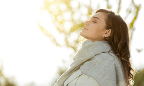 春を感じる女性
