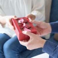 贈り物を手渡す