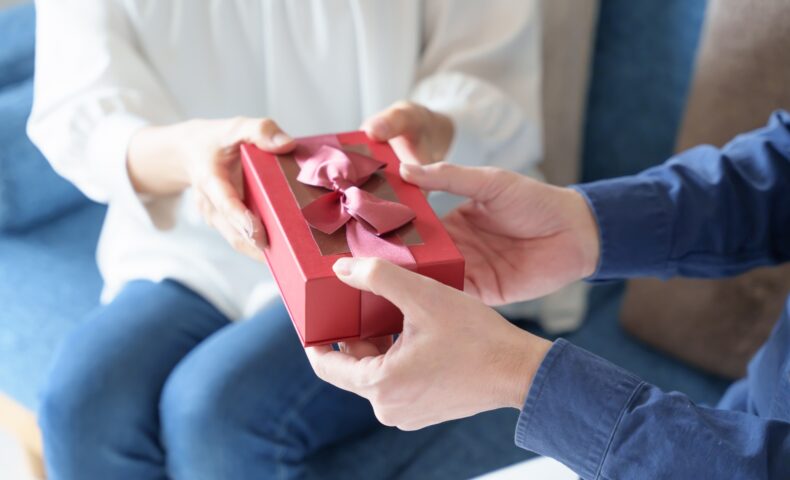 贈り物を手渡す
