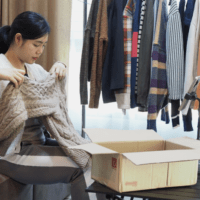 捨てる服をチェックしている女性