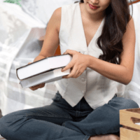 本の整理をする女性