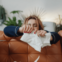 紙を破っている女性