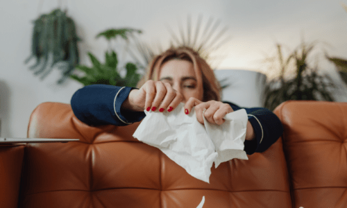 紙を破っている女性