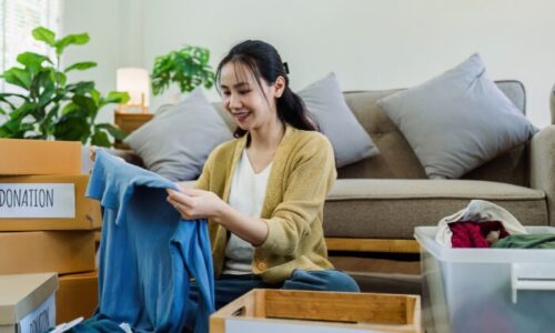 衣類を箱に詰めている女性