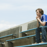 考えごとをしている男性