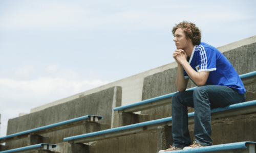 考えごとをしている男性