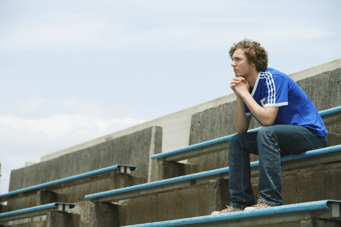 考えごとをしている男性