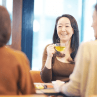 女友達とお茶をする女性