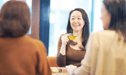 女友達とお茶をする女性