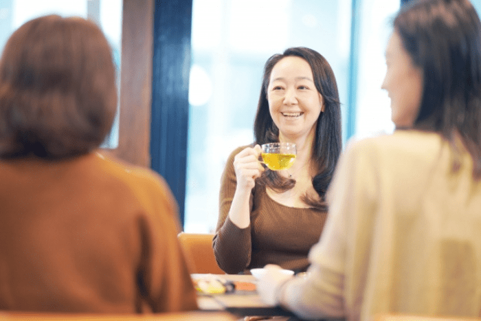 女友達とお茶をする女性