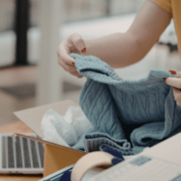 副kを片づけている女性