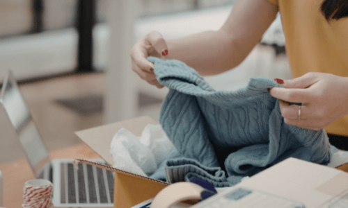 副kを片づけている女性