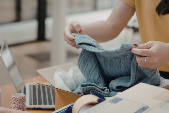 副kを片づけている女性