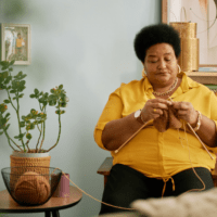 居心地のいい部屋で網文おをする女性