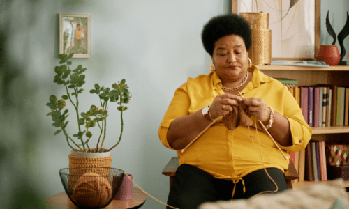 居心地のいい部屋で網文おをする女性