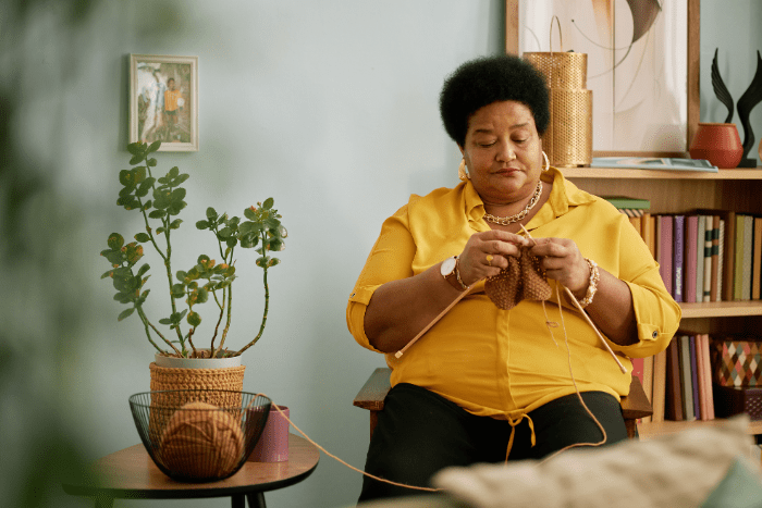 居心地のいい部屋で網文おをする女性