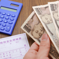 1万円札を数えている手元