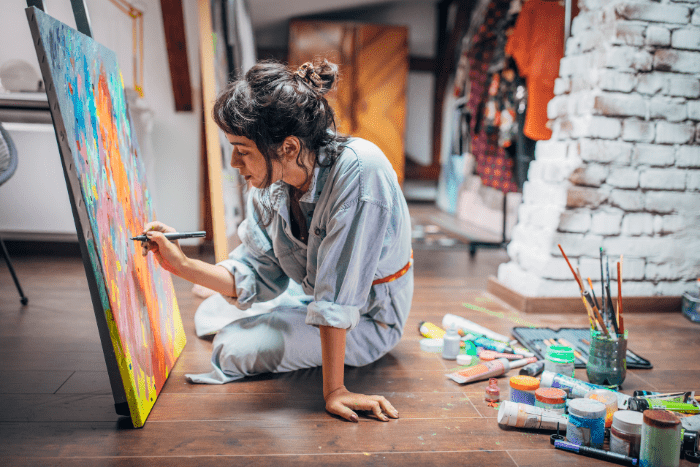 絵を描いている女性