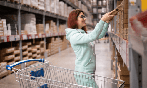 イケアで買い物している女性