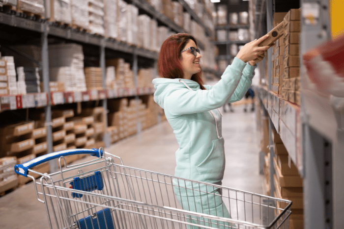 イケアで買い物している女性