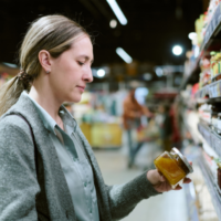 スーパーで買い物する女性