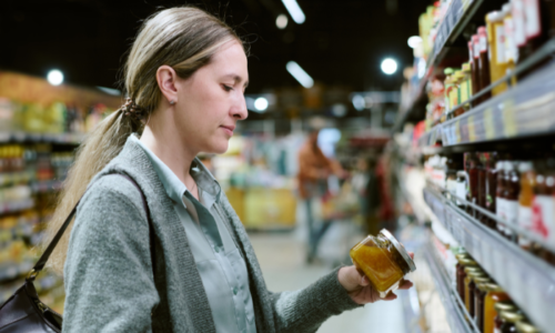 スーパーで買い物する女性