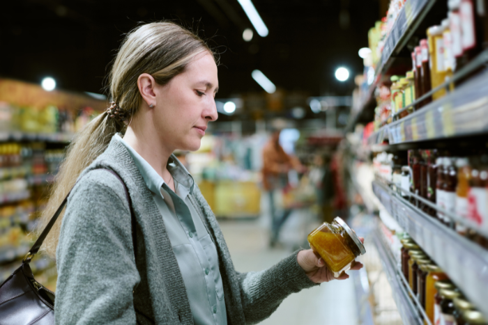 スーパーで買い物する女性