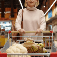 スーパーで買い物している女性