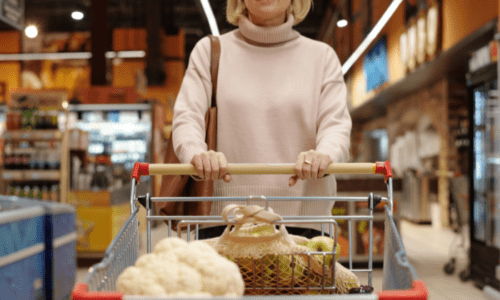 スーパーで買い物している女性