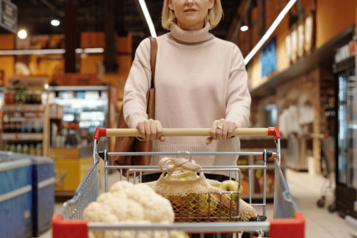 スーパーで買い物している女性