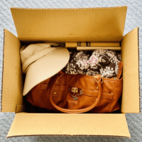 捨てるものを入れた段ボール