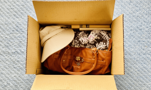 捨てるものを入れた段ボール