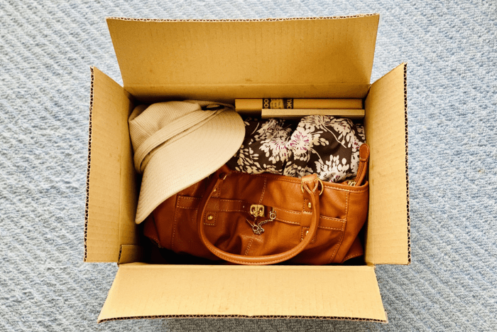 捨てるものを入れた段ボール