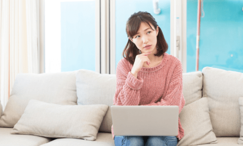 クリティカルシンキングをしている女性